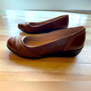 Brown with a tan stripe Life Stride flats. In new condition. Size 7. $20 OBO.